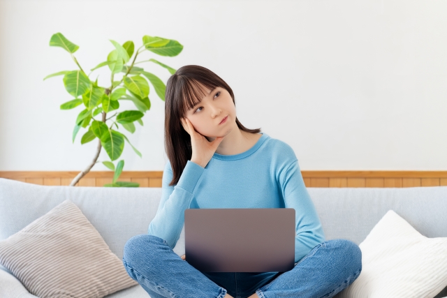 パソコンを手に悩む女性　ネックリフトとは？首のたるみ・シワを整える手術とリスク｜NERO DOCTOR / BEAUTY（美容医療）