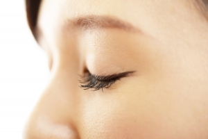 自然癒着法と埋没法はどっちがいい？特徴や向き不向きを徹底比較