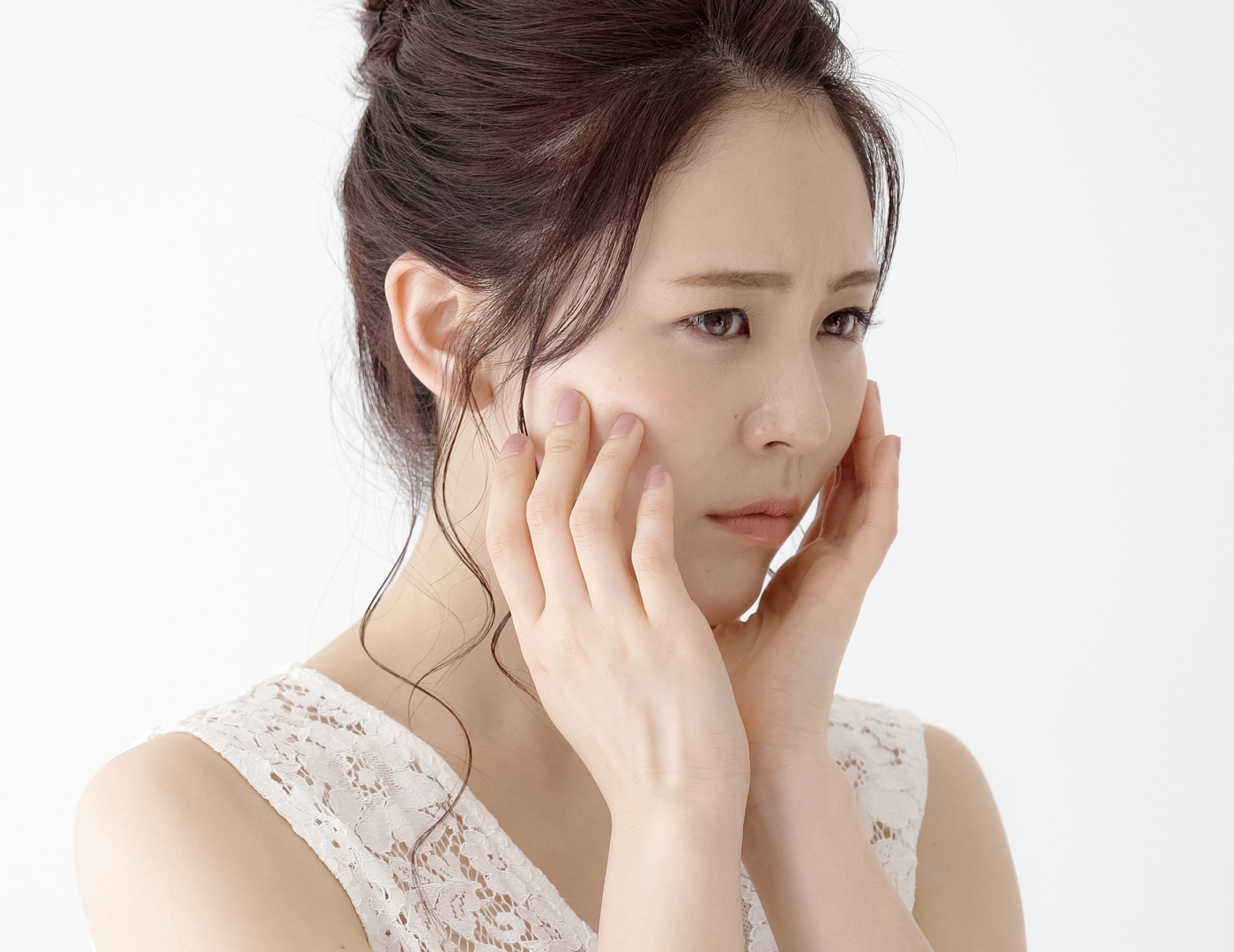 頬に手を当てて悩む女性 “線”ではなく“構造”―鼻翼基部ヒアルロン酸・貴族手術・ジュブゼンでのアプローチとは