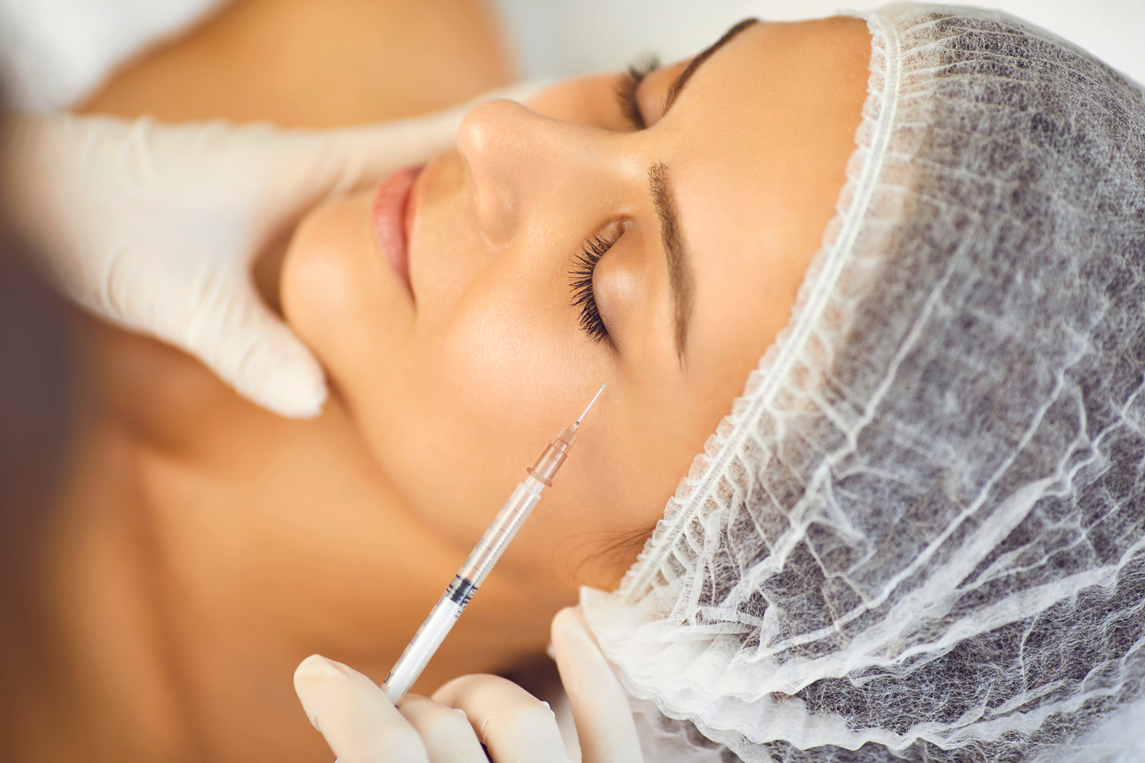 目元の施術を受ける女性　ベビーコラーゲン再評価。注入剤としてのベビーコラーゲン―ECM*（細胞外マトリックス）研究の進展と臨床応用｜NERO DOCTOR / BEAUTY（美容医療）