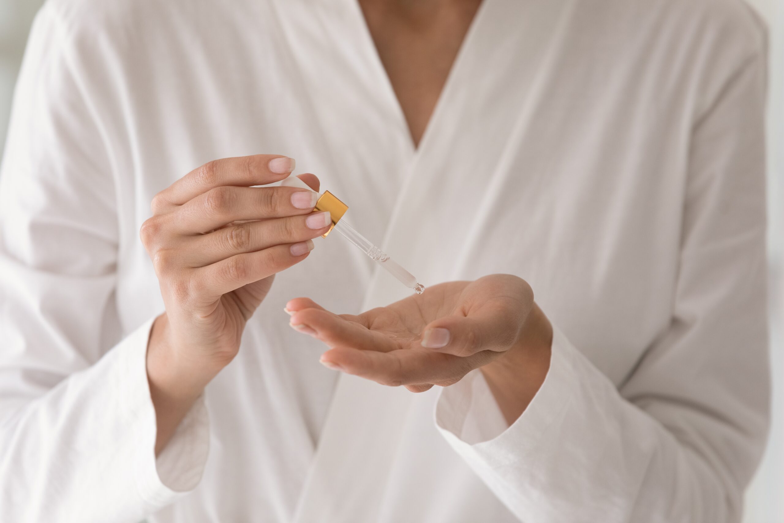 スキンケア　朝のビタミンCケアで肌を整える！期待できる効果や注意点を解説｜NERO DOCTOR / BEAUTY（美容医療）