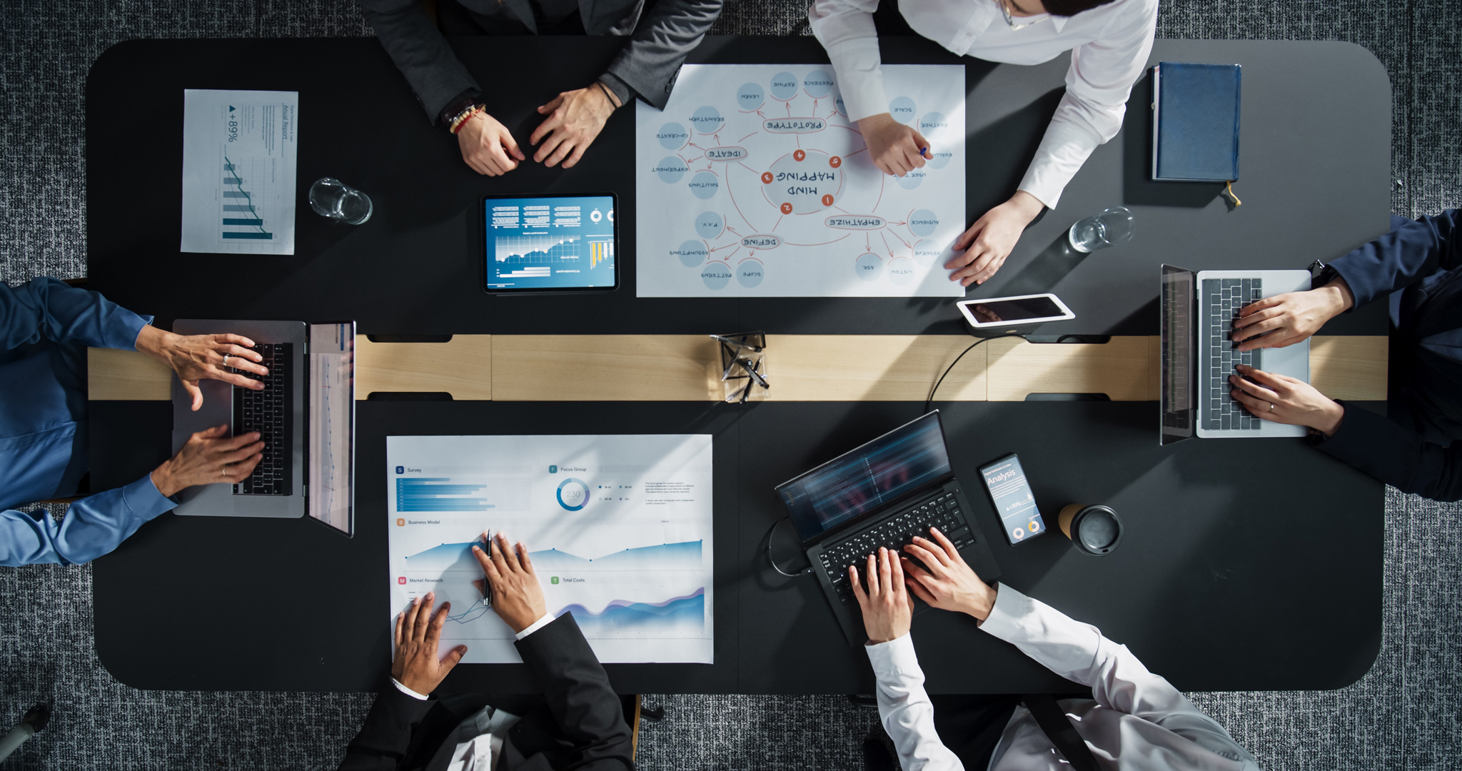 会議中の机上の様子 クリニック開業戦略【都内VS地方】の違い|NERO DOCTOR / BEAUTY(美容医療)