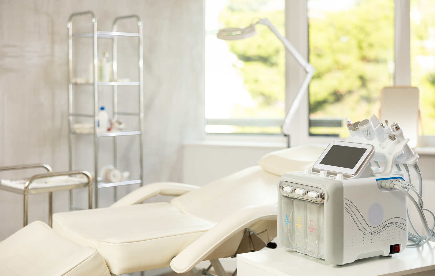 施術室 ショックウェーブは美容医療の新トレンドになるか!?韓国で静かに広がるHIFUに次ぐ低侵襲リフティングの潮流『痛いのに効く』から『痛くないのに動く』へ|NERO DOCTOR / BEAUTY(美容医療)