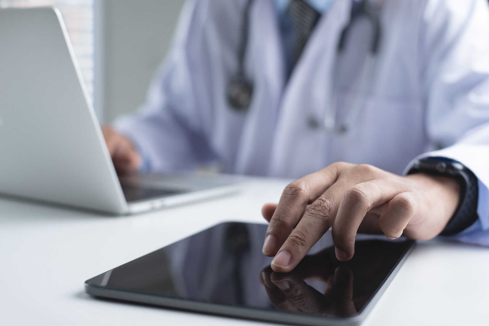 医師の手元 クリニック開業戦略【都内VS地方】の違い|NERO DOCTOR / BEAUTY(美容医療)