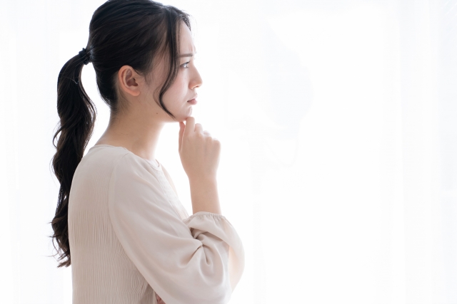 顎に手を当てて考える女性 ザーフ美容とは?HIFUや注入系との違いから紐解く先進的なたるみケア|NERO DOCTOR / BEAUTY(美容医療)