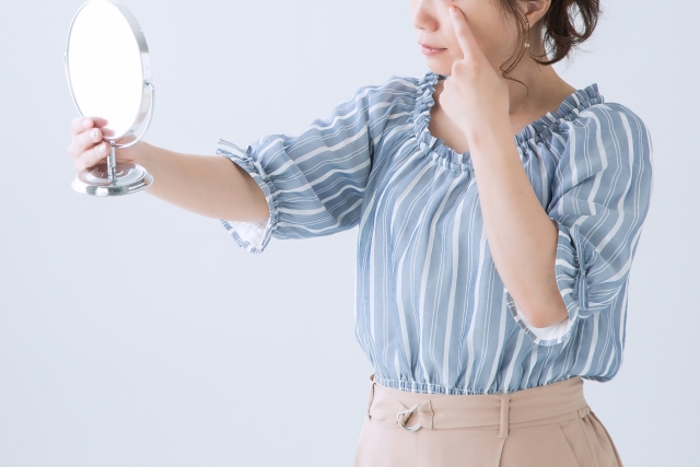 鏡を見て目元を気にする女性　ハム目とは？二重整形で起こる見た目の特徴と原因をやさしく解説｜NERO DOCTOR / BEAUTY（美容医療）