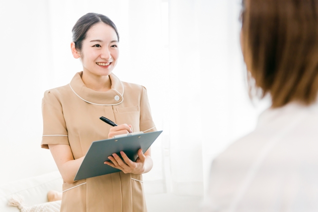 カウンセリングする女性スタッフ 頬骨が出てるのが気になる人へ|原因と美容医療の選択肢|NERO DOCTOR / BEAUTY(美容医療)