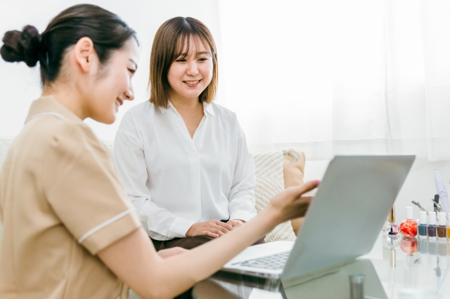 カウンセリングを受ける女性　ハム目は失敗？ダウンタイム中の腫れとの見分け方と相談のタイミング｜NERO DOCTOR / BEAUTY（美容医療）