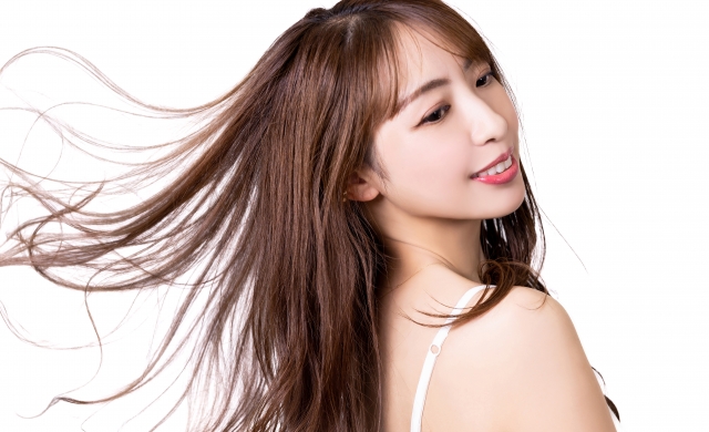 女性　振り向き　ハイフで頬がこけるのは嘘？ホント？原因と後悔しないための対策｜NERO DOCTOR / BEAUTY（美容医療）