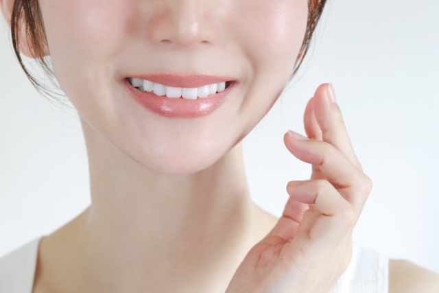 女性　口元　ほうれい線を消したい！40代が本気で改善を目指すための美容医療6選｜NERO DOCTOR / BEAUTY（美容医療）