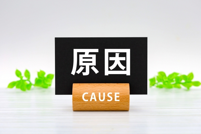 原因と書かれた札　ハム目は失敗？ダウンタイム中の腫れとの見分け方と相談のタイミング｜NERO DOCTOR / BEAUTY（美容医療）