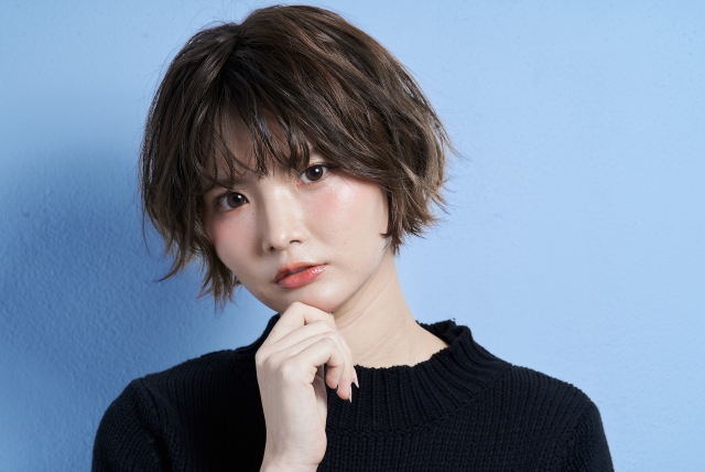 首をかしげる　女性　ハイフシャワーは効果ないって本当？実感できない4つの理由と失敗しないためのポイントを解説｜NERO DOCTOR / BEAUTY（美容医療）