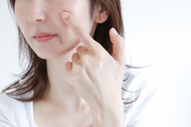 頬骨に指を当てる女性 頬骨が出てるのが気になる人へ|原因と美容医療の選択肢|NERO DOCTOR / BEAUTY(美容医療)