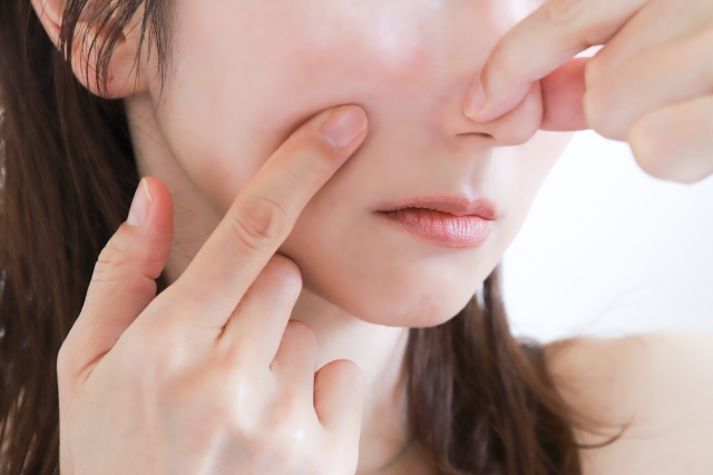 鼻をつまむ女性 貴族手術とは?鼻翼基部の凹みを整える方法と注意点|向き不向きも|NERO DOCTOR / BEAUTY(美容医療)