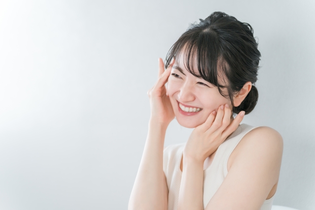 顔に手を当てて笑う女性　ハム目とは？二重整形で起こる見た目の特徴と原因をやさしく解説｜NERO DOCTOR / BEAUTY（美容医療）