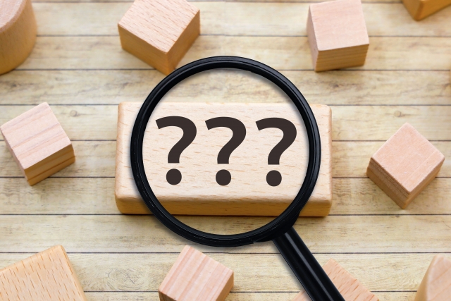 ?マークと虫眼鏡 ハム目の治し方|メイクでのカバー方法・修正の選択肢とリスク|NERO DOCTOR / BEAUTY(美容医療)