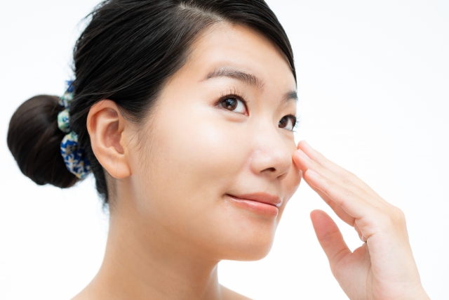 頬骨を触る女性　鼻を押さえる女性　最近、頬骨が出てきた気がする…加齢の“頬コケ”と骨格変化を分かりやすく解説｜NERO DOCTOR / BEAUTY（美容医療）