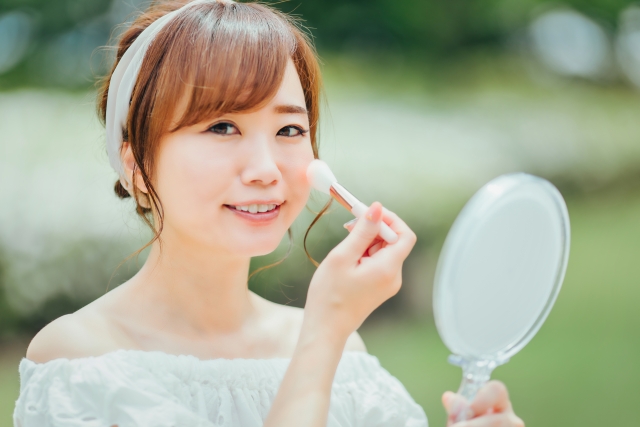 メイクする女性　頬骨が出てると「ブサイク」？その思い込みをほどく“顔立ちの見え方”と整え方｜NERO DOCTOR / BEAUTY（美容医療）