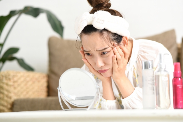 鏡を見て悩む女性　頬骨が出てると「ブサイク」？その思い込みをほどく“顔立ちの見え方”と整え方｜NERO DOCTOR / BEAUTY（美容医療）