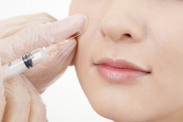 顔に注射を刺そうとしている女性 にんにく鼻とは?団子鼻との違いとセルフで悪化させないコツ|NERO DOCTOR / BEAUTY(美容医療)