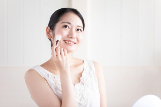 メイクする女性　最近、頬骨が出てきた気がする…加齢の“頬コケ”と骨格変化を分かりやすく解説｜NERO DOCTOR / BEAUTY（美容医療）