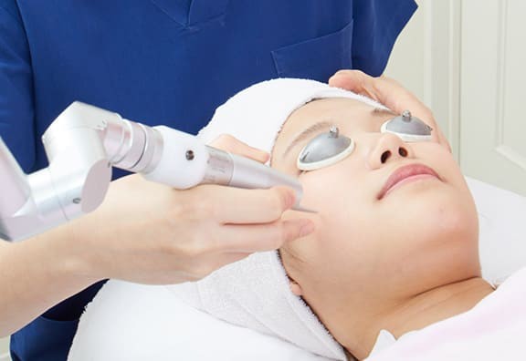 シミ取りを新宿で!ダウンタイムやクリニック10選をチェック|NERO美容医療