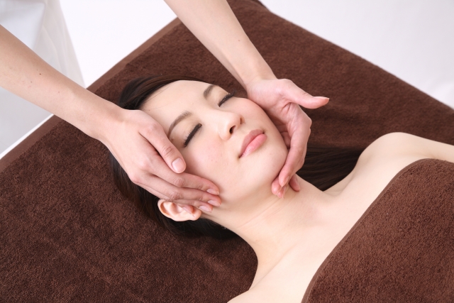 ハンドケアされる女性　ザーフは効果ある？たるみ・ほうれい線の“作用メカニズム”と回数設計を解説｜NERO DOCTOR / BEAUTY（美容医療）