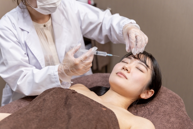肌に注射される女性　スキンプラス（セルディエム）とは？ヒト由来ECMスキンブースターの特徴｜NERO DOCTOR / BEAUTY（美容医療）