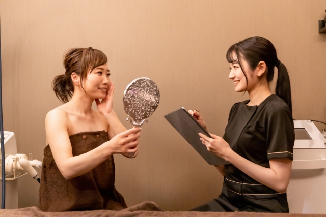 カウンセリングを受ける女性　ブナジュ（BNAJU）とは？ヒト由来ECM注入の特徴・向いている人・ダウンタイムを整理｜NERO DOCTOR / BEAUTY（美容医療）