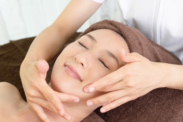 ピーリングとは？期待できる効果や種類、肌悩み別の選び方を徹底解説！