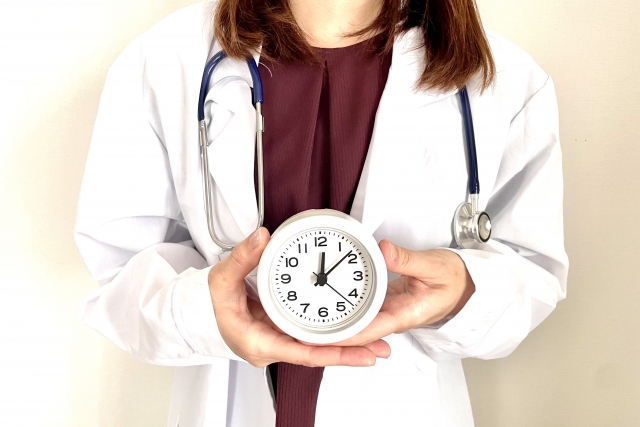 時計を持った白衣の女性　リバースエイジングはどこまで本当？生物学的年齢、老化時計、できること・できないこと｜NERO DOCTOR / BEAUTY（美容医療）