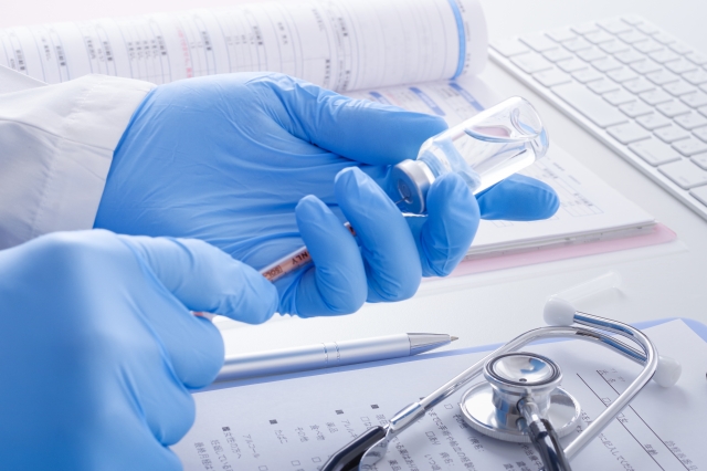 製剤を注射器にとる手　ブナジュ（BNAJU）とは？ヒト由来ECM注入の特徴・向いている人・ダウンタイムを整理｜NERO DOCTOR / BEAUTY（美容医療）