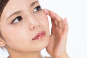 二重が奥二重になった原因は？埋没が取れた・むくみ・癒着……修正のタイミングと選択肢