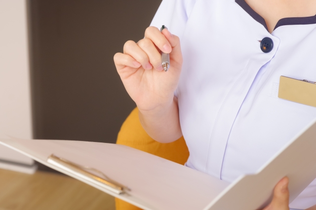 カウンセリングする女性スタッフ 豊胸の谷間がY字になるのはなぜ?原因・なりやすい人・修正と予防の考え方|NERO DOCTOR / BEAUTY(美容医療)