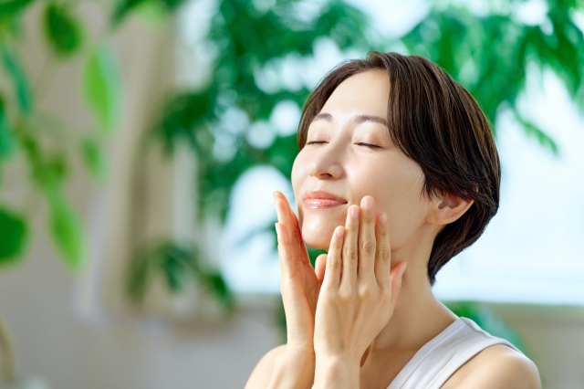 両手でスキンケアする女性　肌育注射とは？スキンブースターの種類・選び方・ダウンタイムを解説｜NERO DOCTOR / BEAUTY（美容医療）