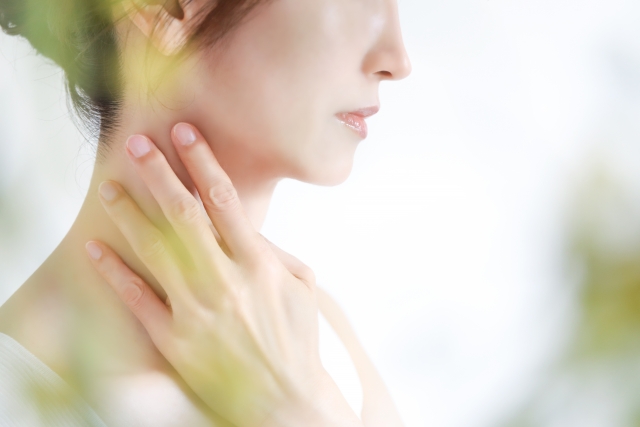 喉に手を当てる女性 リジュランの効果とは?肌質・小ジワ・毛穴の変化や施術回数など徹底解説|NERO DOCTOR / BEAUTY(美容医療)