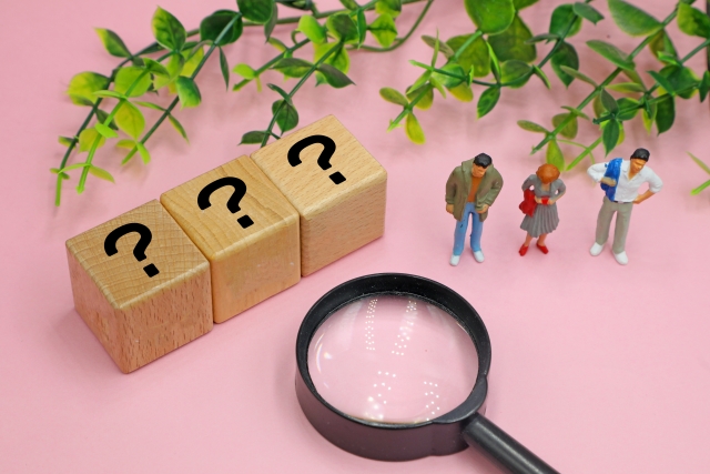 ?と書かれたキューブと虫眼鏡 Eラインが整っている日本人が少