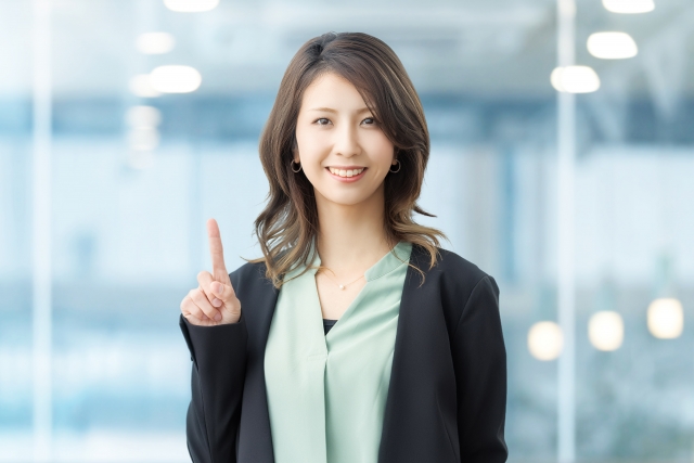 人差し指を立てて微笑む女性 Re20(Elravie Re20)とは?ほかのスキンブースターとの違いを解説|NERO DOCTOR / BEAUTY(美容医療)