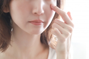 ジュベルックを目の下に入れて大丈夫？確認ポイントや代替案を解説