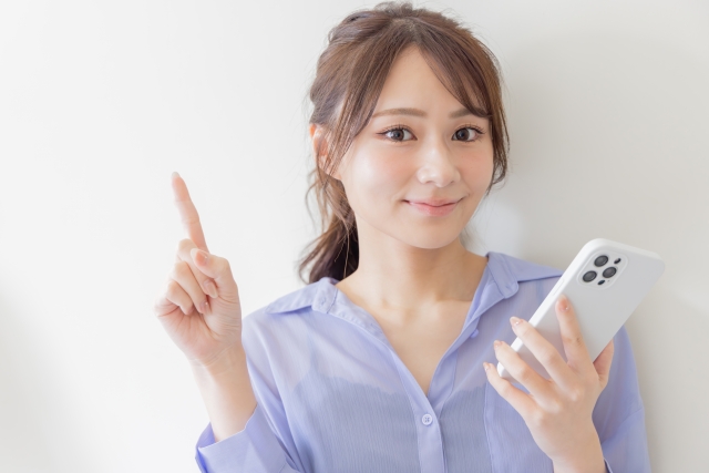 スマホを持って人差し指を立てる女性　プルリアルの効果は？乾燥・ハリ・小ジワには何回すればいい？費用や持続性も深掘り｜NERO DOCTOR / BEAUTY（美容医療）
