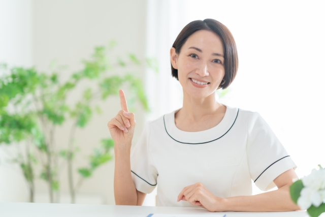 人差し指をたてるサロンスタッフ プルリアルとは?PN製剤の特徴・適応・他スキンブースターとの違いを整理|NERO DOCTOR / BEAUTY(美容医療)