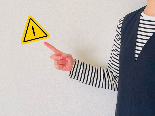 ！マークを指さす女性　プルリアルのダウンタイムは？赤み・腫れ・遅れて出る炎症の注意点と予定の立て方を解説｜NERO DOCTOR / BEAUTY（美容医療）