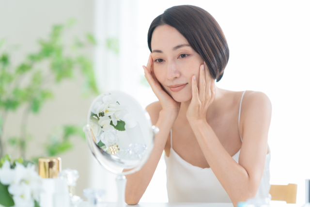 鏡を見る女性 Eラインが整っている日本人が少