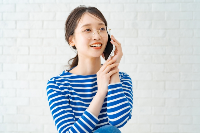 スマホで電話する女性 整形失敗で「地獄」と感じたら|まずやること・相談先・再手術の前に確認すること|NERO DOCTOR / BEAUTY(美容医療)