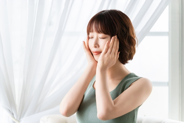 頬を両手で包む女性　スキンプラス（セルディエム）とは？ヒト由来ECMスキンブースターの特徴｜NERO DOCTOR / BEAUTY（美容医療）
