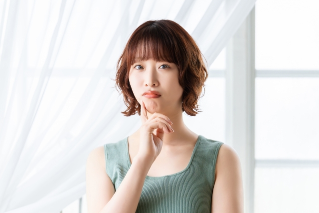 顎に指を当てて口をとがらせる女性 整形失敗で「地獄」と感じたら|まずやること・相談先・再手術の前に確認すること|NERO DOCTOR / BEAUTY(美容医療)