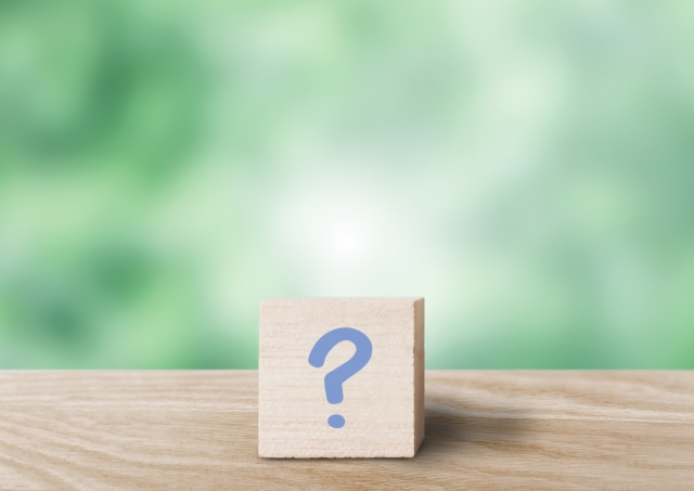 ？が書かれた木のボックス　ジュベルックの危険性は？リスク・避けたい施術条件まで解説｜NERO DOCTOR / BEAUTY（美容医療）