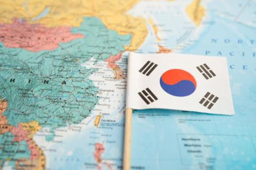 韓国で医療観光が回復し、外国人患者数がコロナ後に急増。美容外科・皮膚科を中心に医療観光市場が再拡大する一方、ClassysやLutronicなど美容医療デバイス企業の輸出も拡大している。さらにオンライン診療制度化の議論も進み、韓国医療産業は「医療観光・医療機器・デジタル医療」という3つの方向へ拡張している。日本の美容医療市場にも示唆のある最新トレンドを解説。