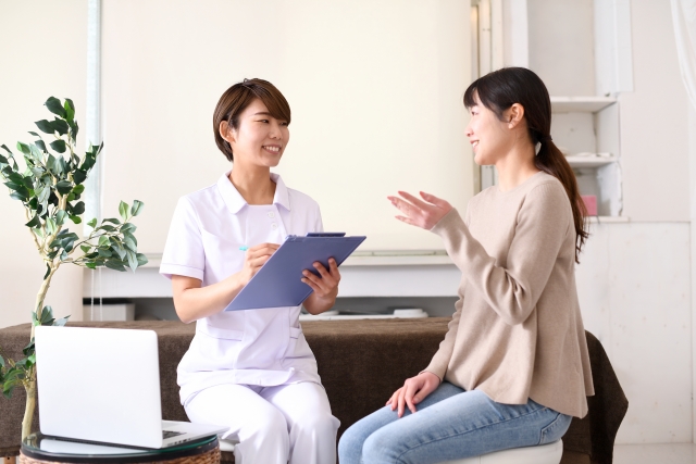 カウンセリングを受ける女性 Eラインが整っている日本人が少