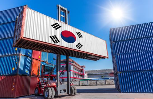 韓国で医療観光が回復し、外国人患者数がコロナ後に急増。美容外科・皮膚科を中心に医療観光市場が再拡大する一方、ClassysやLutronicなど美容医療デバイス企業の輸出も拡大している。さらにオンライン診療制度化の議論も進み、韓国医療産業は「医療観光・医療機器・デジタル医療」という3つの方向へ拡張している。日本の美容医療市場にも示唆のある最新トレンドを解説。